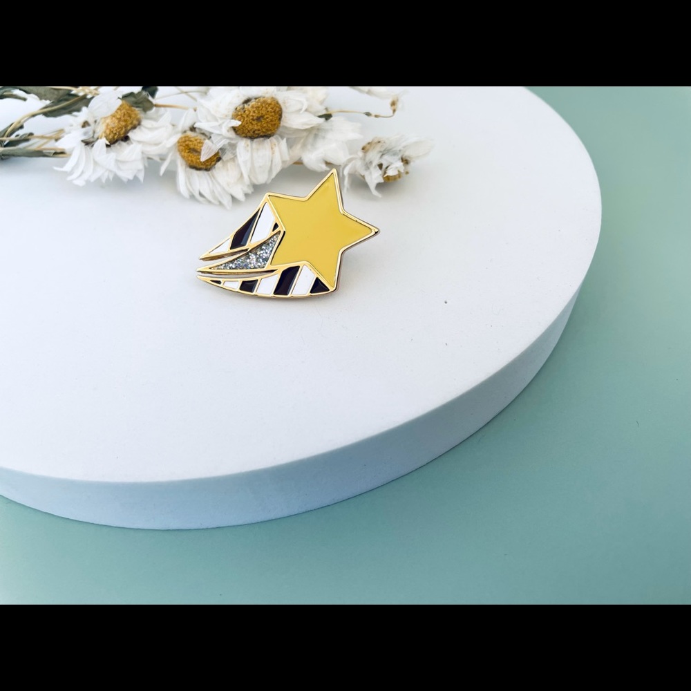 Henri bendel Star Pin - Picture 5 of 5